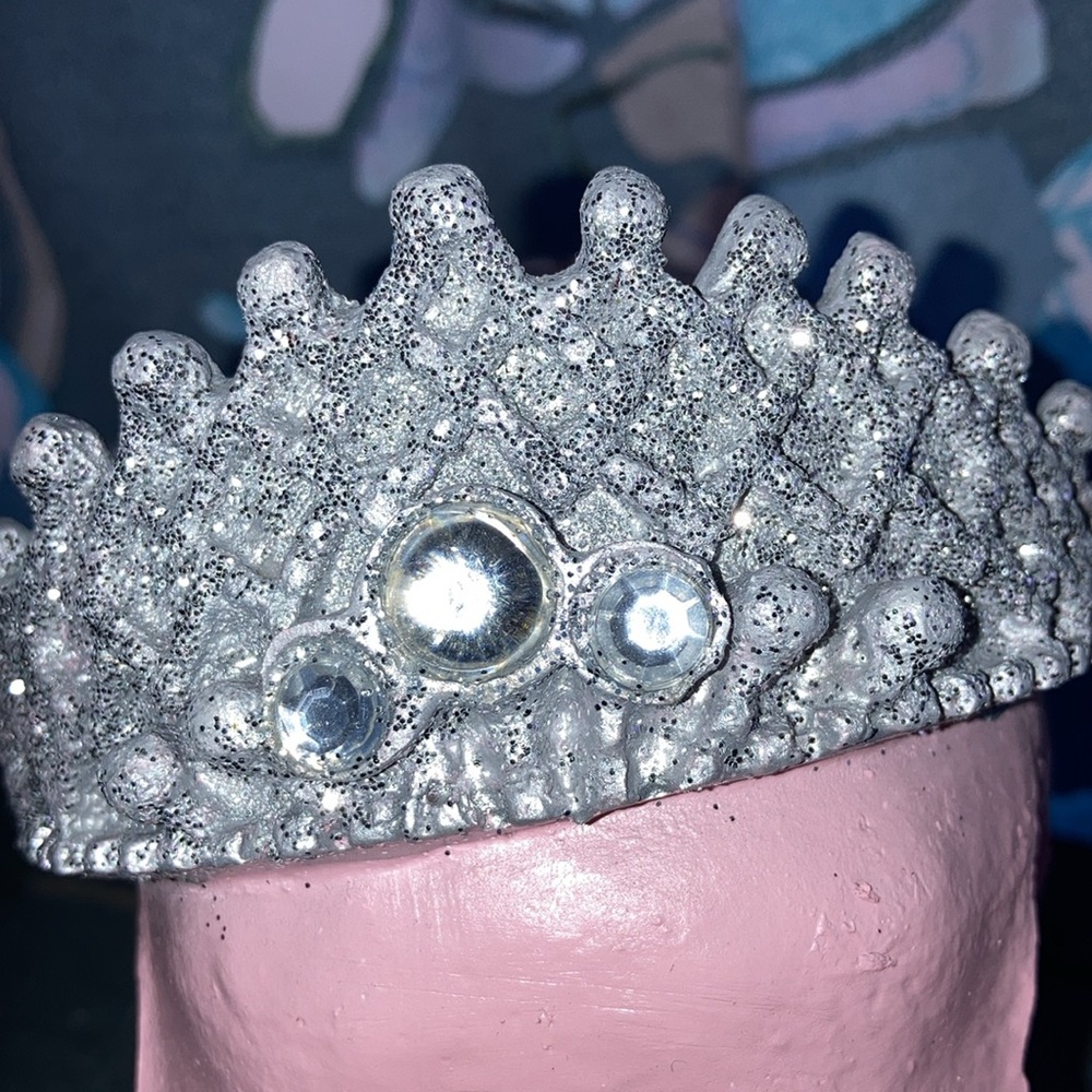 Halloween decorative Skull Sculpture Silver sparkle Crown bubblegum pink goth - Picture 15 of 16